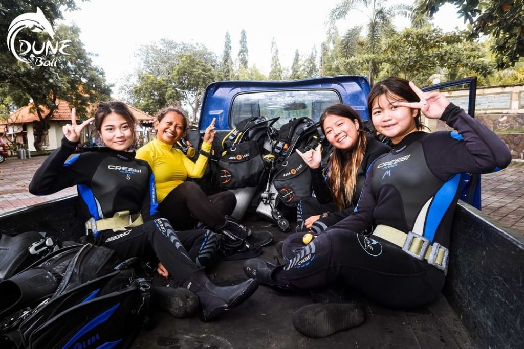 Scuba Diving Vacations for Beginners Saving Money for Dive Trip
